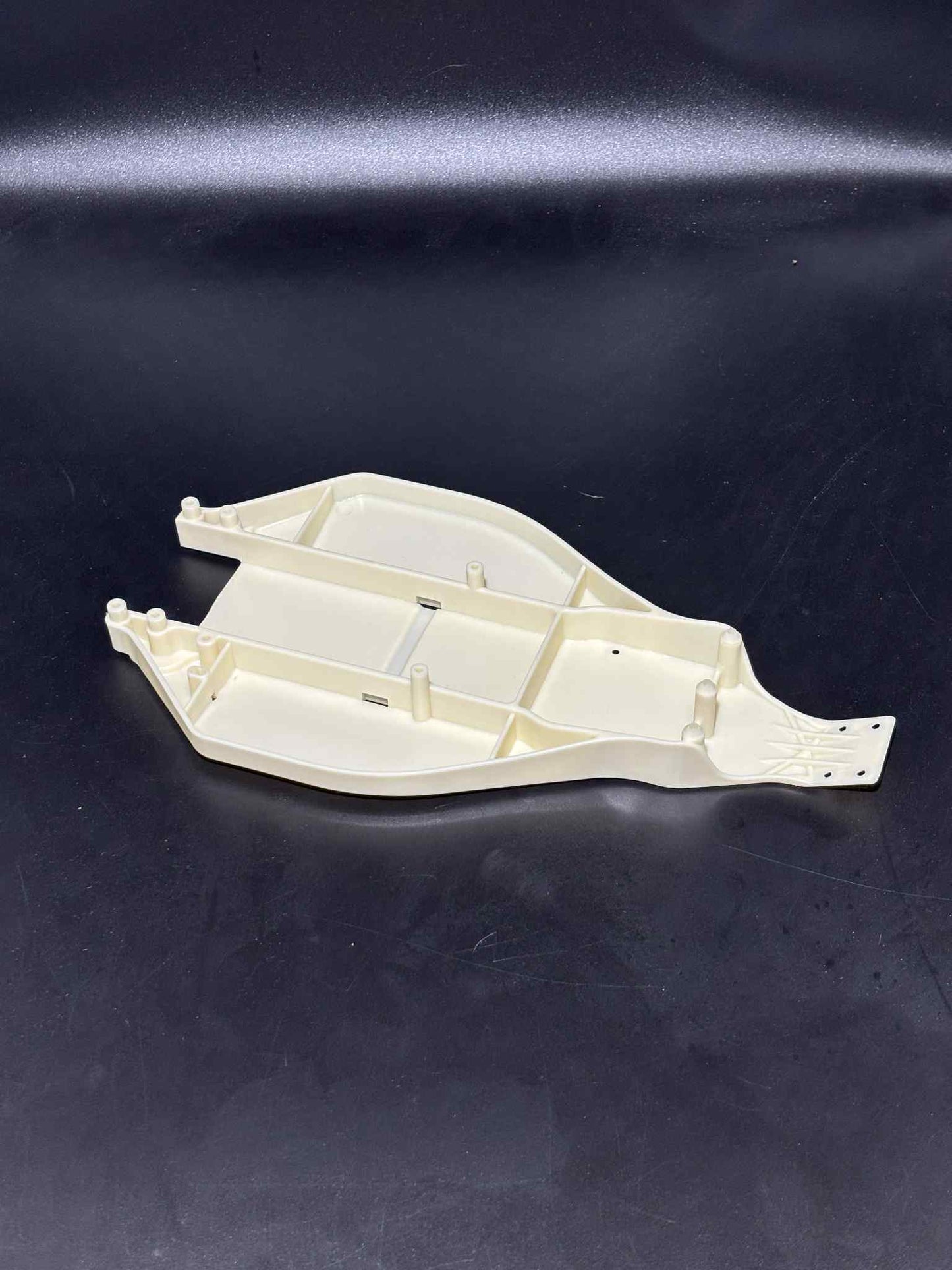 Main Chassis B4 White Neutral, Dyeable FR4-019 N